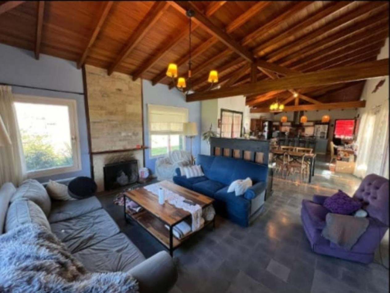 Casa de 300 m² en venta - Estancia Las Lilas, Lujan - Piscina, galeria, 1 o 2 ha