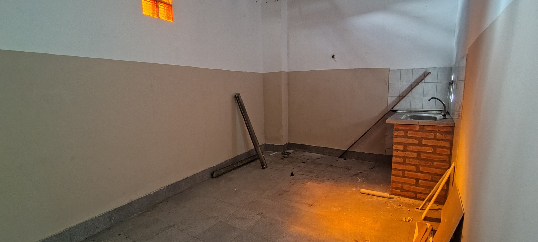 Alquiler Local Comercial en William Morris Centro, 250m²