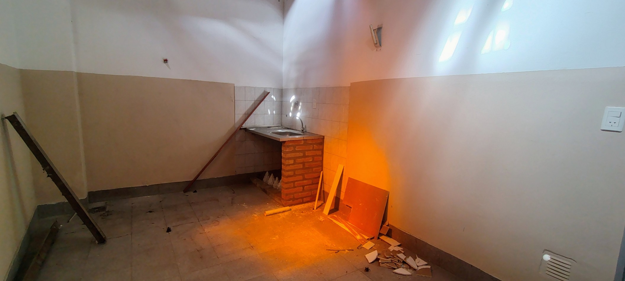 Alquiler Local Comercial en William Morris Centro, 250m²