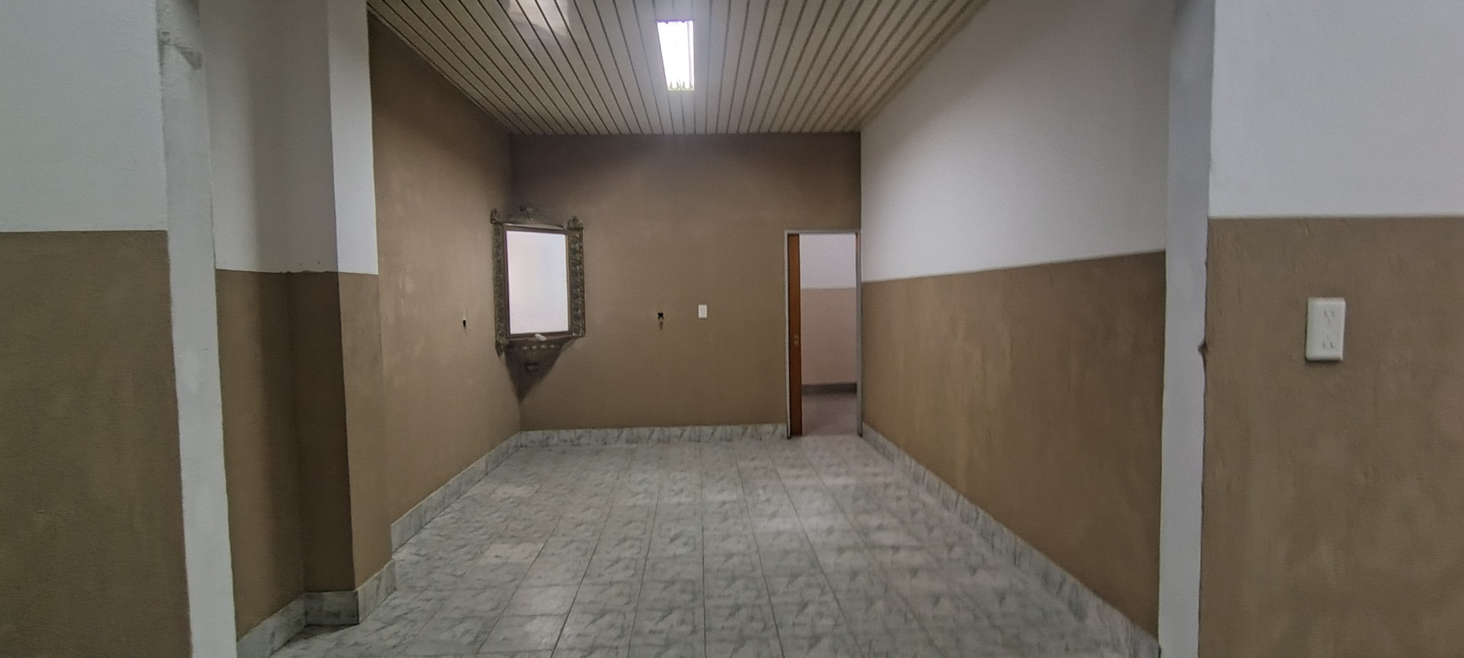 Alquiler Local Comercial en William Morris Centro, 250m²