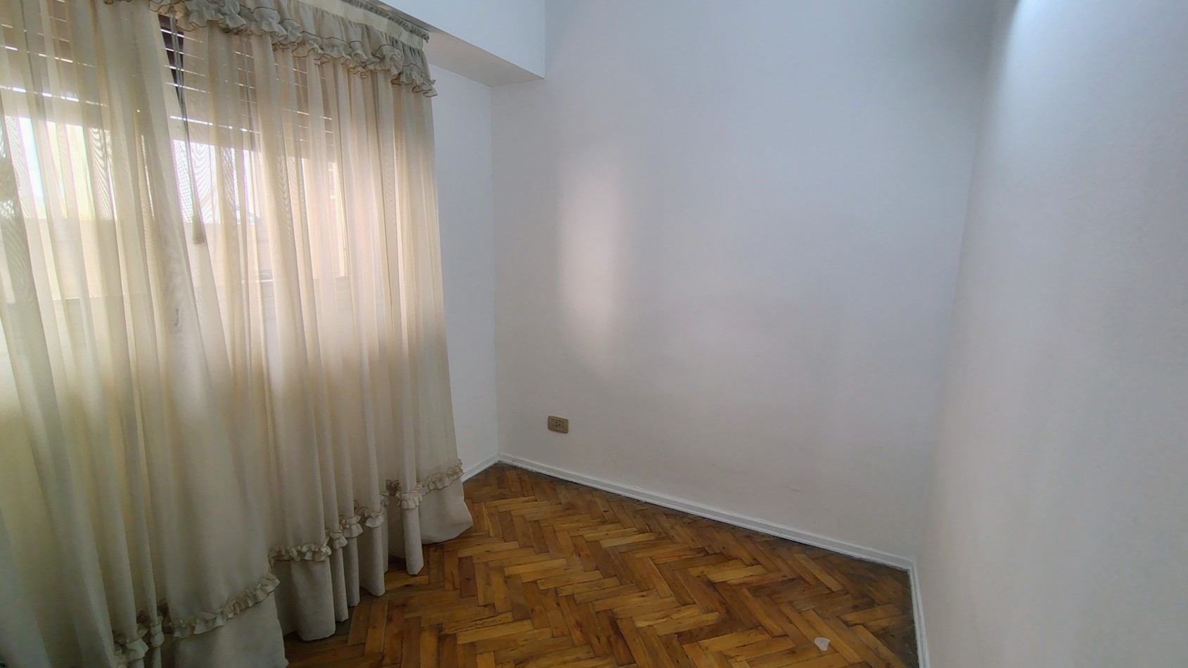 ¡Gran oportunidad en Moron! Alquiler de departamento de 4 ambientes.