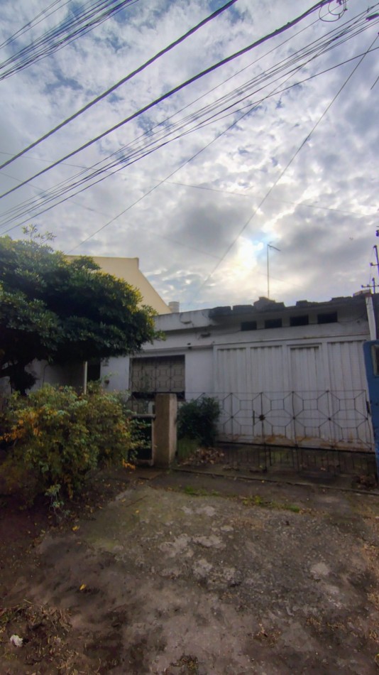 Casa en Venta en Villa Tesei sobre Lote Propio de 238 m² con Patio, Garage y Deposito