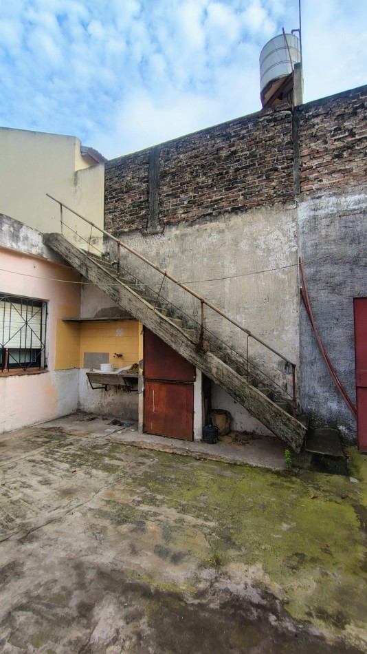 Casa en Venta en Villa Tesei sobre Lote Propio de 238 m² con Patio, Garage y Deposito
