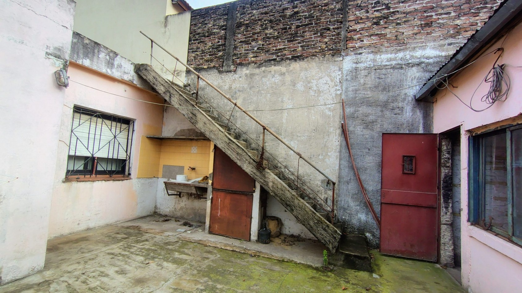 Casa en Venta en Villa Tesei sobre Lote Propio de 238 m² con Patio, Garage y Deposito