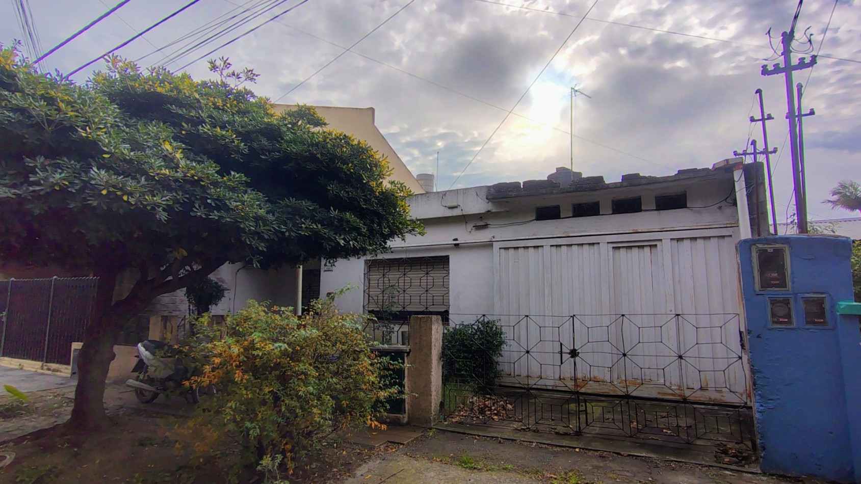 Casa en Venta en Villa Tesei sobre Lote Propio de 238 m² con Patio, Garage y Deposito