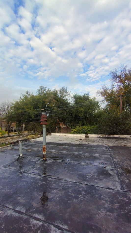 Casa en Venta en Villa Tesei sobre Lote Propio de 238 m² con Patio, Garage y Deposito