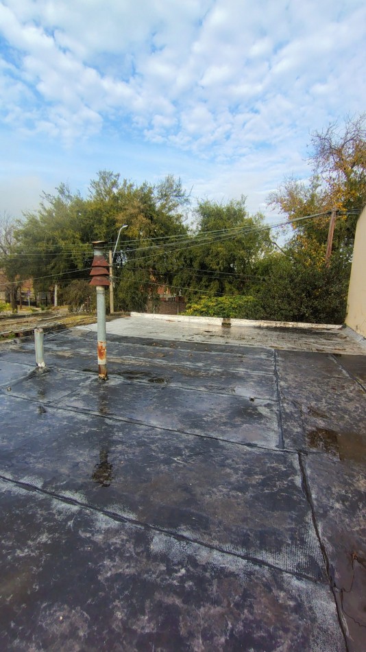 Casa en Venta en Villa Tesei sobre Lote Propio de 238 m² con Patio, Garage y Deposito