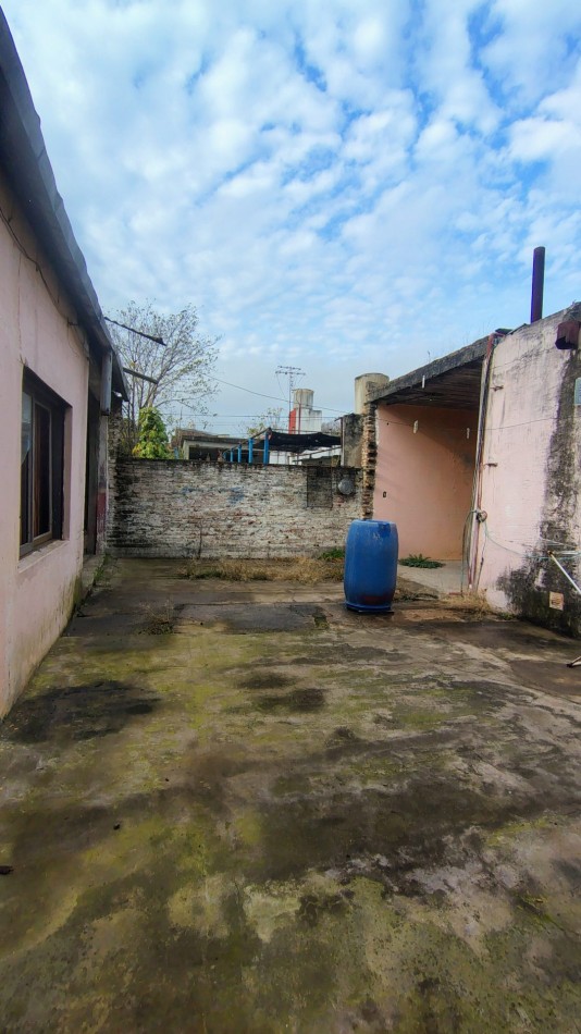 Casa en Venta en Villa Tesei sobre Lote Propio de 238 m² con Patio, Garage y Deposito