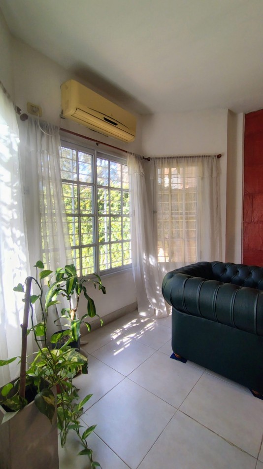 Venta Casa 3 ambientes Hurlingham Cochera