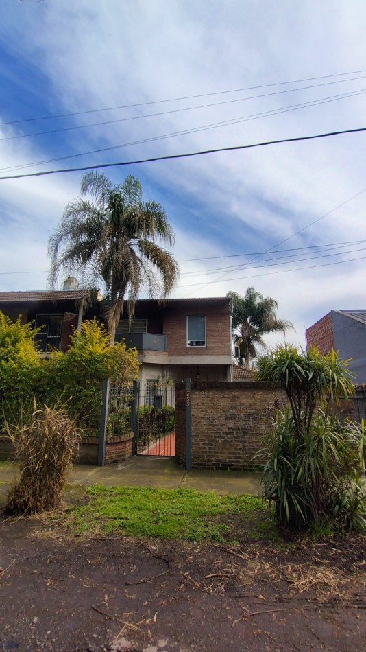 Venta Casa 3 ambientes Hurlingham Cochera