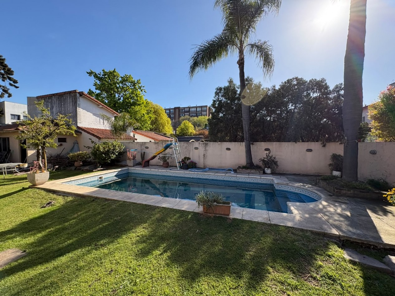 Casa en venta 5 ambientes Castelar | Piscina, garage para 3 autos