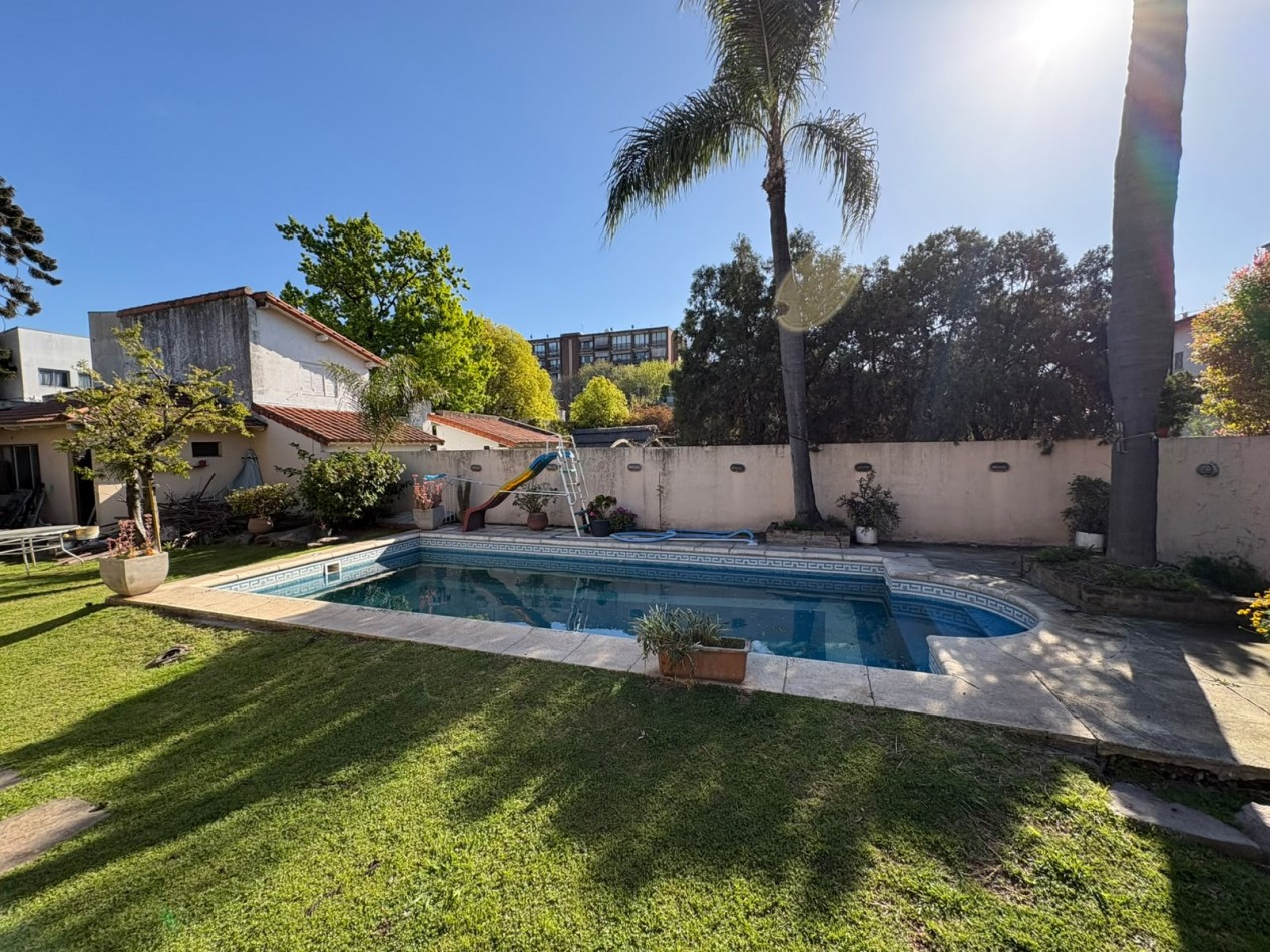Casa en venta 5 ambientes Castelar | Piscina, garage para 3 autos