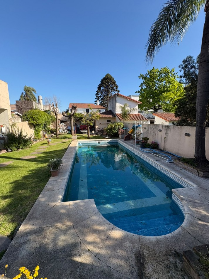 Casa en venta 5 ambientes Castelar | Piscina, garage para 3 autos
