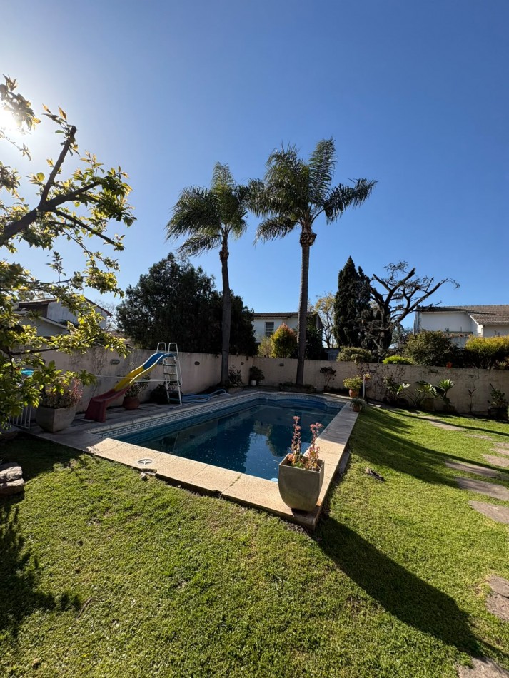 Casa en venta 5 ambientes Castelar | Piscina, garage para 3 autos