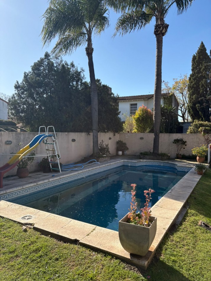 Casa en venta 5 ambientes Castelar | Piscina, garage para 3 autos
