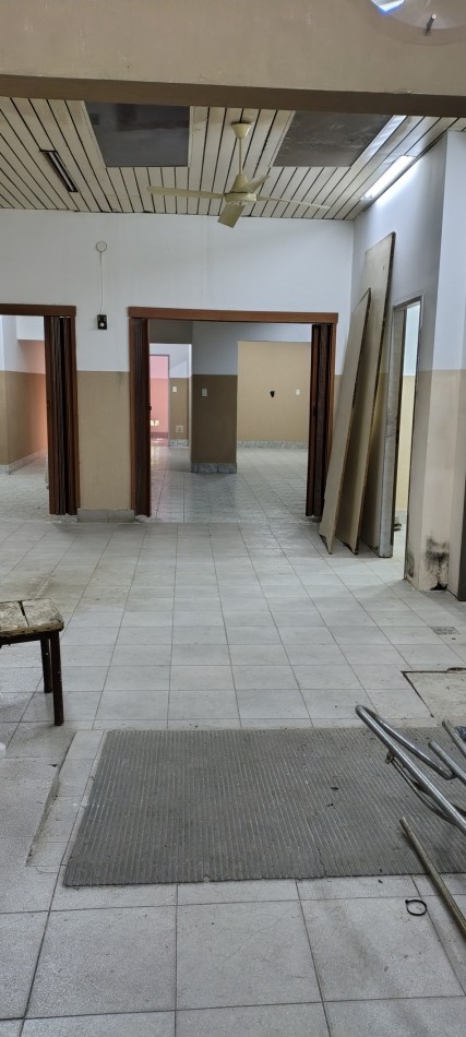 Alquiler Local Comercial en William Morris Centro, 250m²