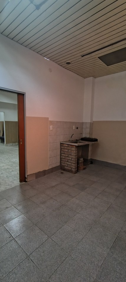 Alquiler Local Comercial en William Morris Centro, 250m²