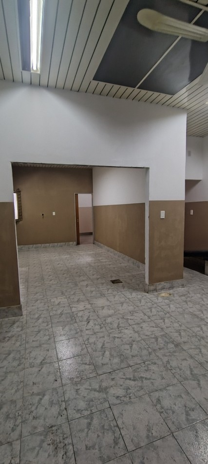 Alquiler Local Comercial en William Morris Centro, 250m²
