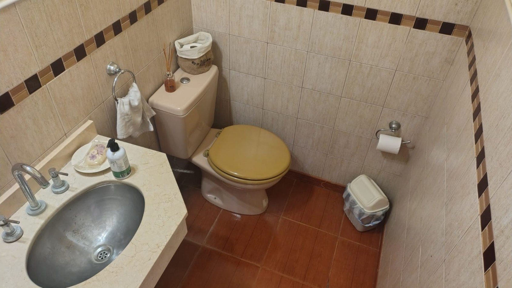Casa con 2 Locales y un Departamento Independiente en Barrio Cartero Hurlingham