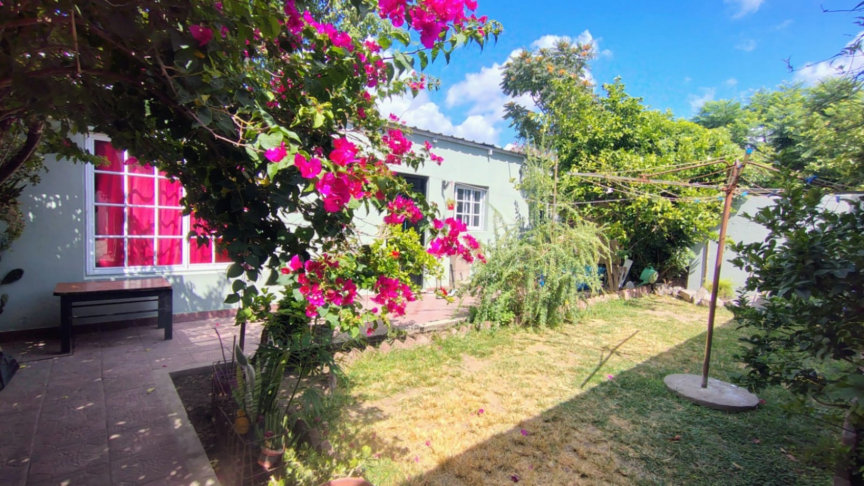 Casa con 2 Locales y un Departamento Independiente en Barrio Cartero Hurlingham
