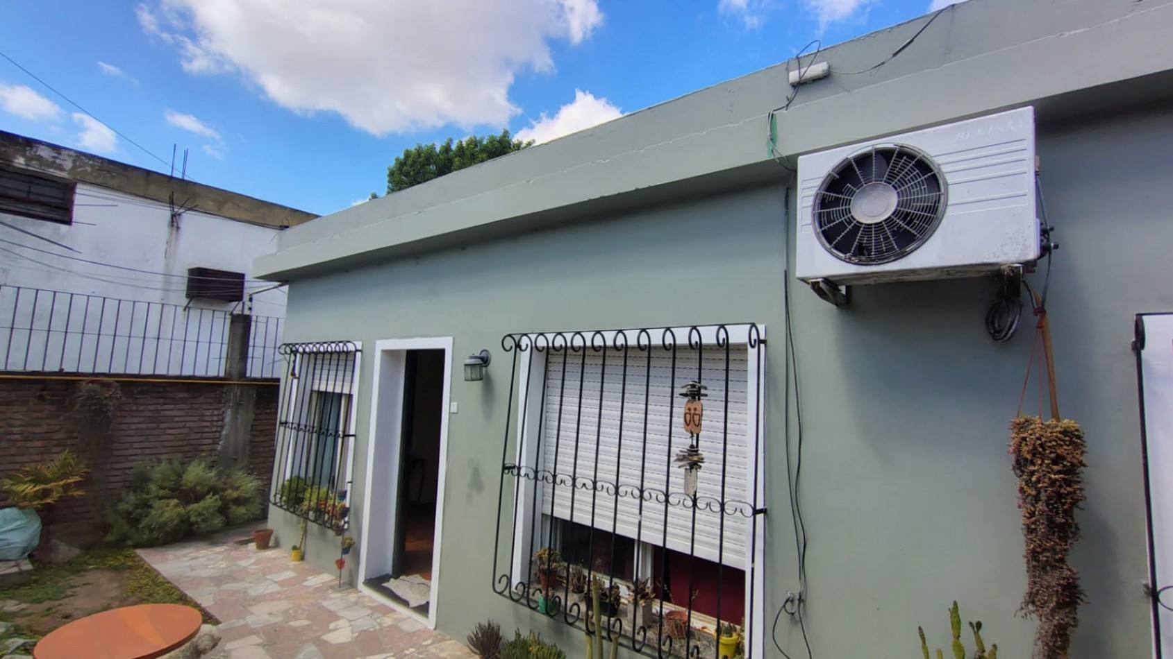 Casa con 2 Locales y un Departamento Independiente en Barrio Cartero Hurlingham