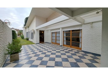 Chalet con Piscina y Quincho, Castelar