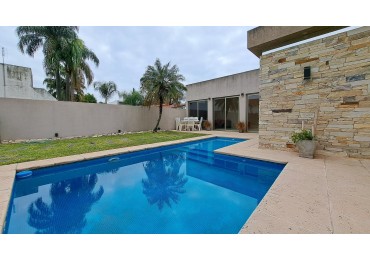 Chalet con Piscina y Quincho, Castelar