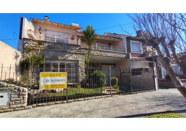 Casa en venta 5 ambientes Castelar | Piscina, garage para 3 autos