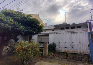 Casa en Venta en Villa Tesei sobre Lote Propio de 238 m² con Patio, Garage y Deposito